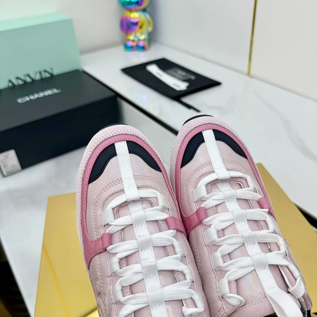 👟👟Ex-factory price 600👟👟High quality! ! ! CHANEL Chanel 25A latest thick-soled casual sports shoes. The counter is synchronized. The counter is very popular. It is a shoe that is very difficult to buy. The most popular thick-soled casual shoes on the Internet. As you can imagine, the most popular thick-soled casual shoes can not be missed. It has both good looks and comfort. Simple and versatile. The thick sole increases the height and is super versatile. Whoever wears it will look better. Upper: cowhide stitching. Lining: breathable mesh. Outsole: TPU original outsole. Size: 35-41 👉
